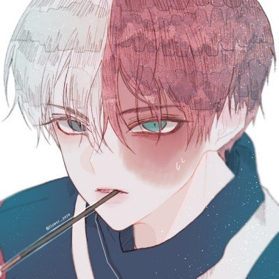 周冬雨亮相马思纯新片首映